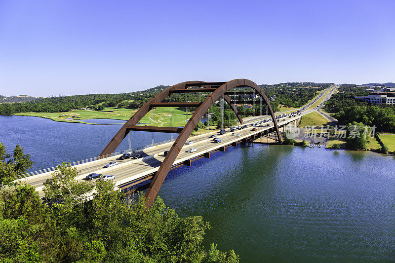 德克萨斯州奥斯汀附近科罗拉多河上的Pennybacker 360桥